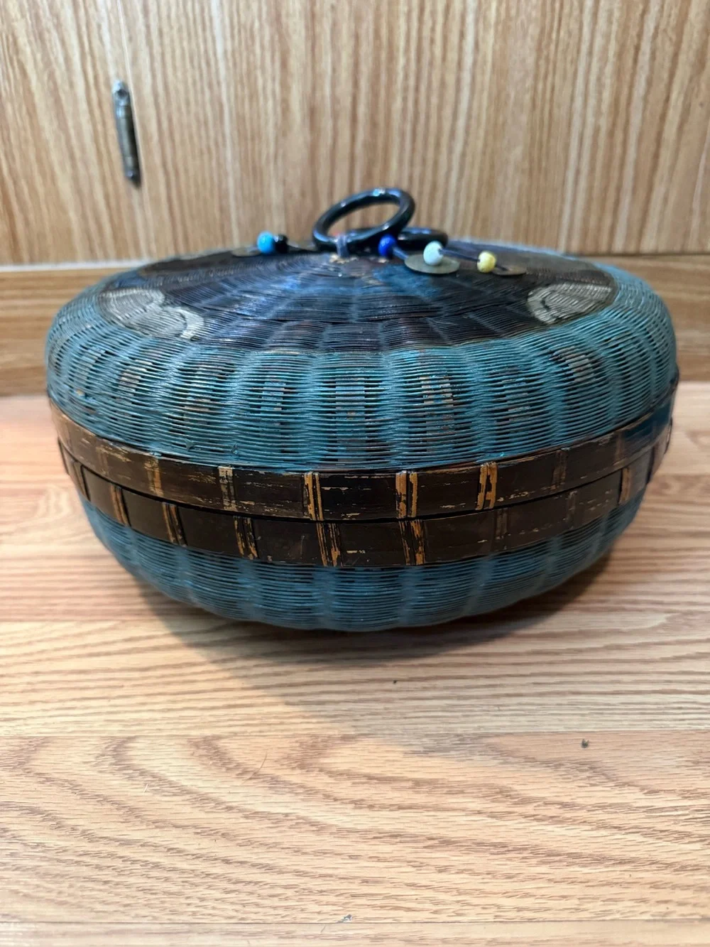 ANTIQUE CHINESE HAND WOVEN BAMBOO BASKET W/LID & GLASS HANDLES,BEADS,COINS